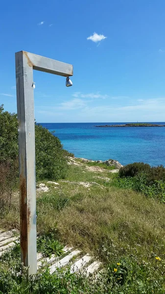 Plan Vertical Une Vieille Douche Publique Rouillée Près Mer Ognina — Photo