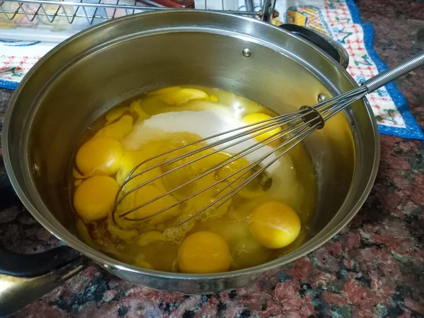 銃を閉めろ 小麦粉を作るためにステンレス製の調理鍋に砂糖と卵の白と黄身を打つ — ストック写真
