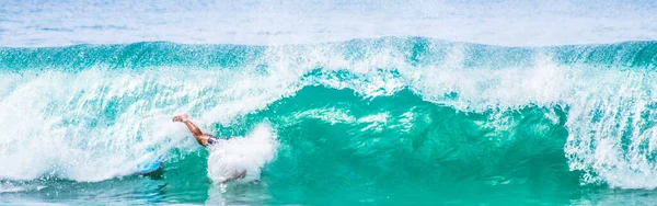 Surfare Hoppar Ner Det Klarblå Havet Konsumeras Höga Vågor — Stockfoto