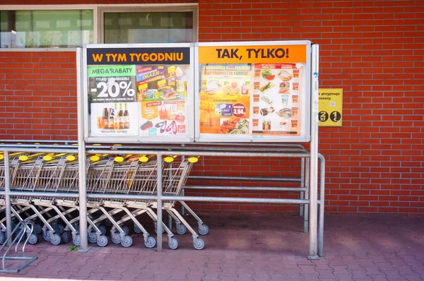 Poznan Polska Cze 2014 Zarejestruj Się Ofertą Przed Supermarketem Biedronka — Zdjęcie stockowe