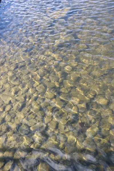 Una Vista Las Piedras Submarinas Visibles Través Del Agua Transparente — Foto de Stock