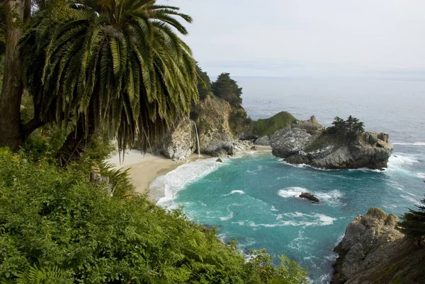 Mcway Falls Διάσημος Καταρράκτης Και Γαλαζοπράσινα Νερά Στην Ακτή Της — Φωτογραφία Αρχείου