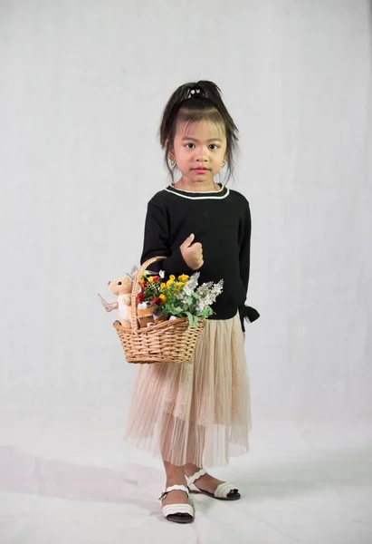 Tiro Vertical Uma Adorável Menina Sudeste Asiático Segurando Uma Cesta — Fotografia de Stock