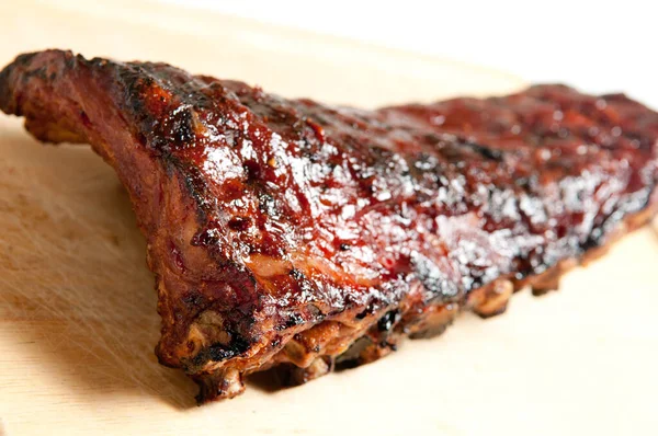 Gris Bbq Ribben Kødfulde Ribben Kvalt Med Bbq Sauce - Stock-foto