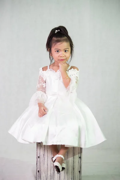 Tiro Vertical Uma Adorável Menina Sudeste Asiático Usando Vestido Branco — Fotografia de Stock