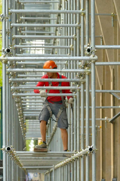 Turin Ireland Apr 2021 Worker Building Scaffolding Renovation Site Wearing — Stock Photo, Image