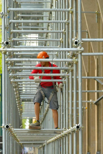 Turín Irlanda Abr 2021 Trabajador Construyendo Andamio Sitio Renovación Con — Foto de Stock