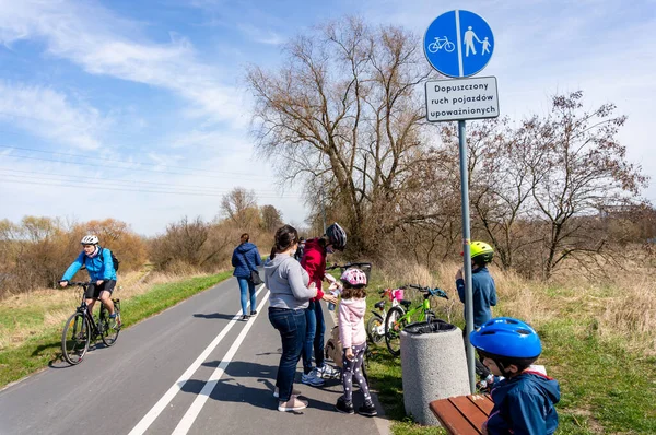 Poznan Polonia Abr 2021 Niños Padres Descansando Durante Viaje Bicicleta — Foto de Stock