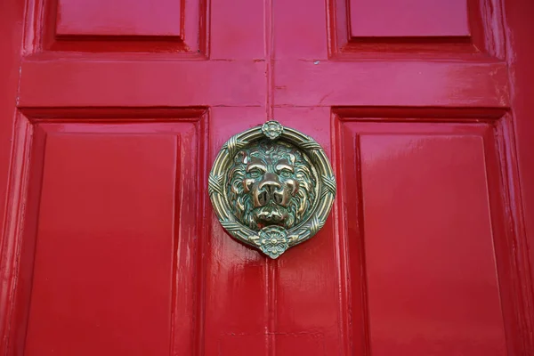 Batedor Porta Cabeça Leão Porta Vermelha — Fotografia de Stock