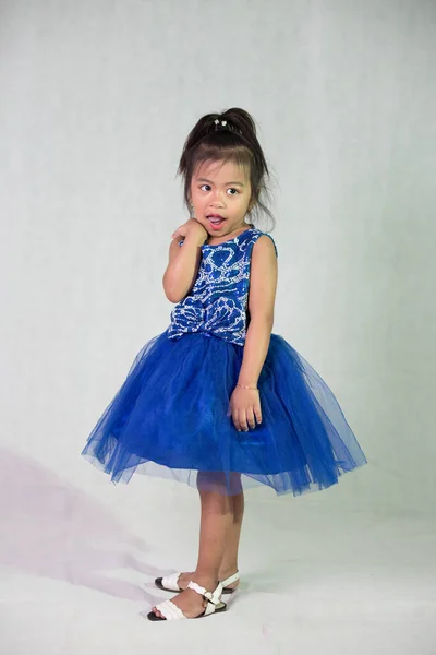 Tiro Vertical Uma Adorável Menina Sudeste Asiático Usando Vestido Azul — Fotografia de Stock