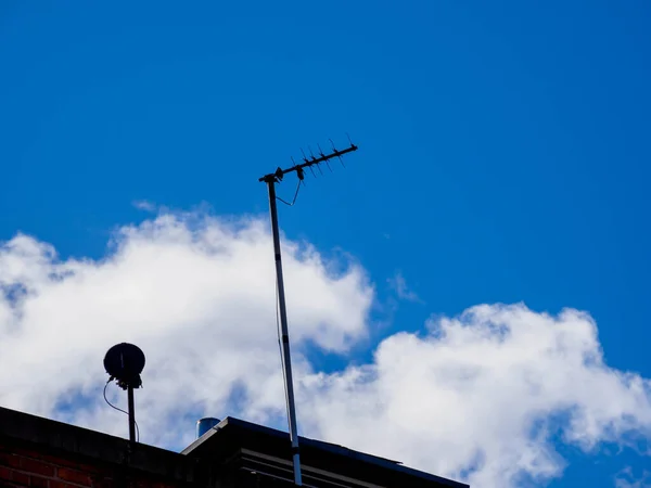 Televisión Tradicional Ariel Una Azotea Azul Cielo Blanco Nubes Día — Foto de Stock