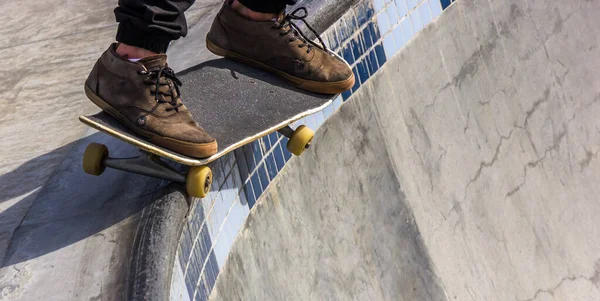 Egy Fickó Barna Cipőben Korcsolyázik Rámpa Szélén Egy Skateparkban — Stock Fotó