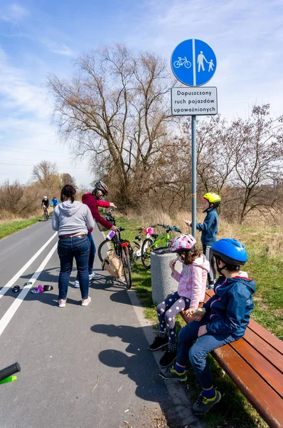 Poznan Polonia Abr 2021 Niños Padres Descansando Durante Viaje Bicicleta — Foto de Stock