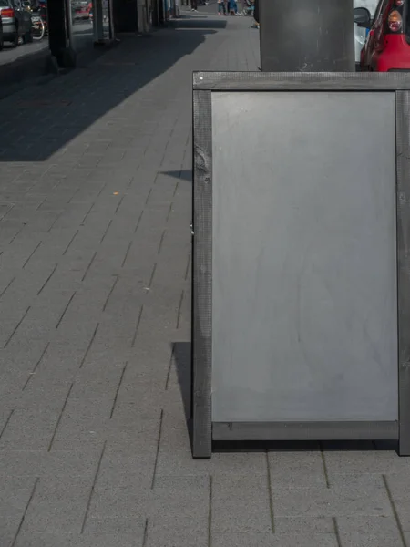Blank Czarny Stojak Reklamowy Sandwich Board Umieszczone Zewnątrz Chodniku Dla — Zdjęcie stockowe