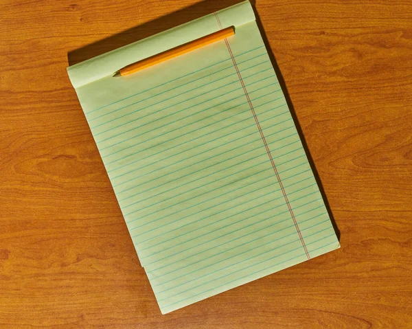 Uma Vista Superior Notebook Aberto Alinhado Branco Com Lápis Amarelo — Fotografia de Stock