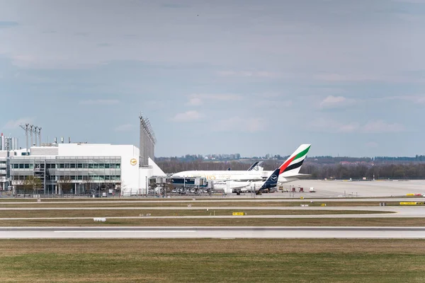 Munich Γερμανία Απρ 2021 Αεροπλάνο Της Emirates Βρίσκεται Στον Τερματικό — Φωτογραφία Αρχείου