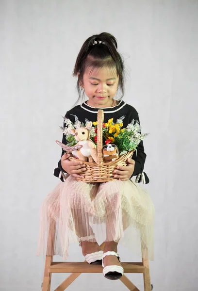 Μια Κάθετη Λήψη Ενός Αξιολάτρευτου Κοριτσιού Από Νοτιοανατολική Ασία Που — Φωτογραφία Αρχείου
