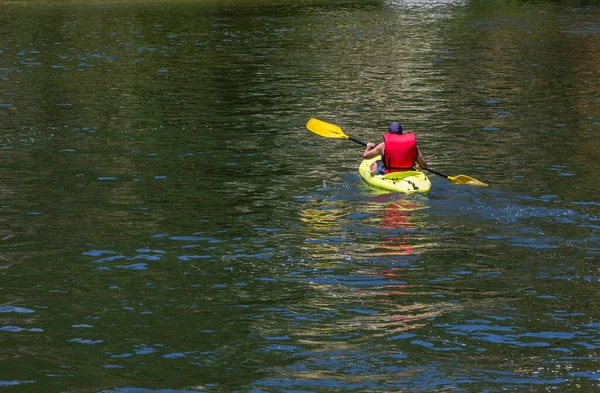 Homme Pagayant Sur Lac Dans Petit Bateau — Photo