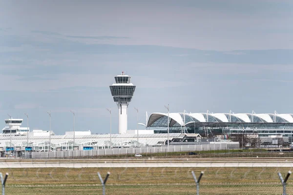 Munich Germany Nisan 2021 Münih Havaalanı Nda Kule Planda Güvenlik — Stok fotoğraf