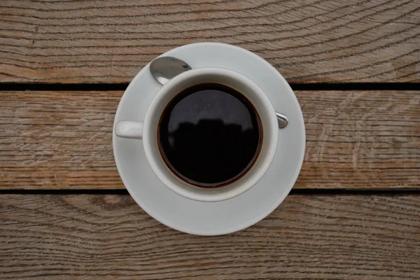 Pohled Shora Šálek Kávy Talíři Naplněném Černou Kávou Uprostřed Dřevěného — Stock fotografie