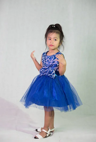 Tiro Vertical Uma Adorável Menina Sudeste Asiático Usando Vestido Azul — Fotografia de Stock