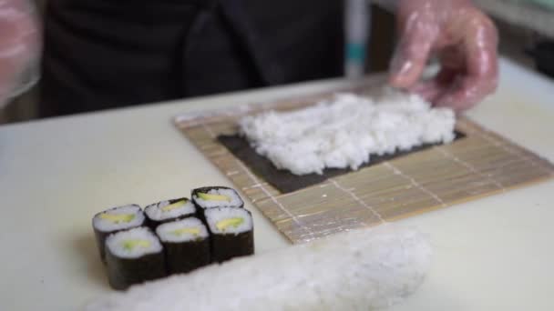 Mãos Femininas Cozinhar Sushi Mesa Cozinha — Vídeo de Stock