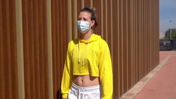 Una Filmación Una Mujer Blanca Caucásica Caminando Clima Soleado — Vídeo de stock