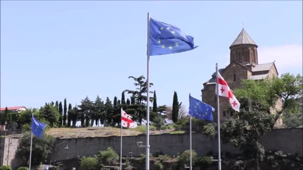 ヨーロッパとジョージアは昼間の空気中で旗を翻し Foo — ストック動画