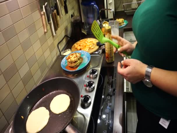 Mujer Haciendo Panqueques Cocina — Vídeo de stock