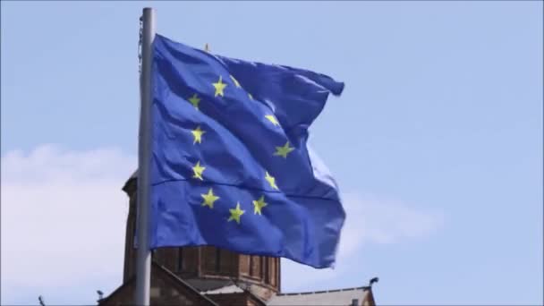 昼間の空気中のヨーロッパの旗の閉鎖 Hd映像 — ストック動画
