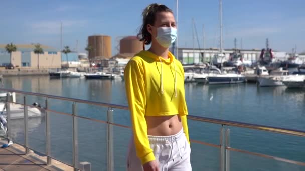 Uma Jovem Mulher Caucasiana Vestindo Top Amarelo Com Uma Máscara — Vídeo de Stock
