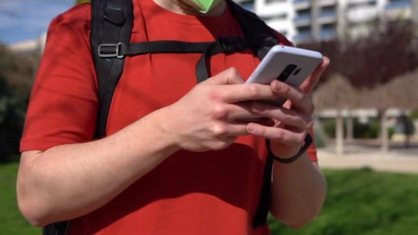 在街上用智能手机近距离观察人类 — 图库视频影像