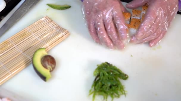 Proces Przygotowywania Azjatyckiej Potrawy Sushi — Wideo stockowe