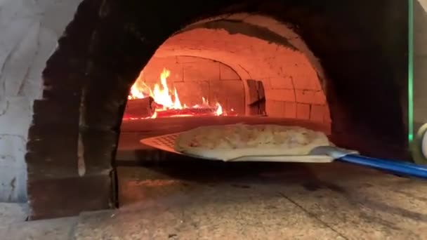 Primo Piano Mettere Pizza Forno Mattoni Con Una Buccia — Video Stock