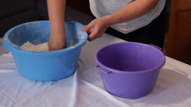 Close Uma Mulher Amassando Alguma Massa Colocando Uma Tigela Azul — Vídeo de Stock