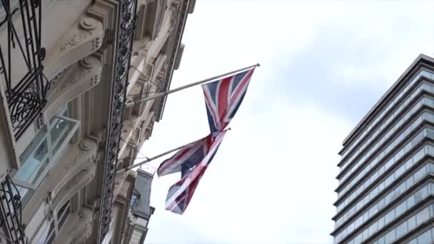 Tiro Ángulo Bajo Embajada Ondeando Bandera Del Reino Unido Londres — Vídeo de stock