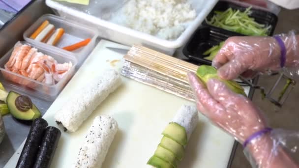 制作亚洲寿司的过程 — 图库视频影像