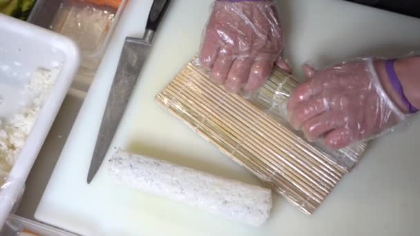 Kvinnliga Händer Matlagning Sushi Bordet Köket — Stockvideo