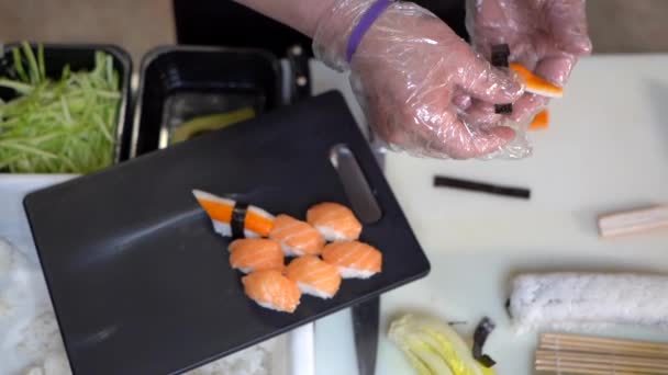 Kvinnliga Händer Matlagning Sushi Bordet Köket — Stockvideo