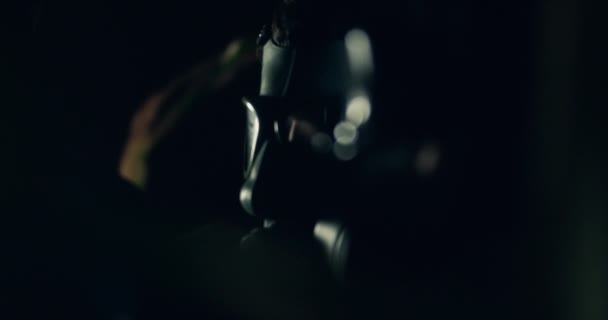 一个戴着防毒面具的神秘人在4K的夜晚在户外拍摄的肤浅镜头 — 图库视频影像