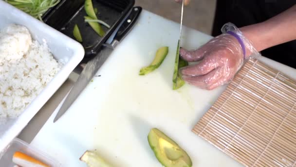 Kock Japansk Restaurang Skär Avokado För Sushi — Stockvideo