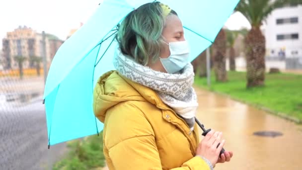 Maskeli Elinde Şemsiyesi Olan Sokakta Yürüyen Beyaz Bir Kadın — Stok video