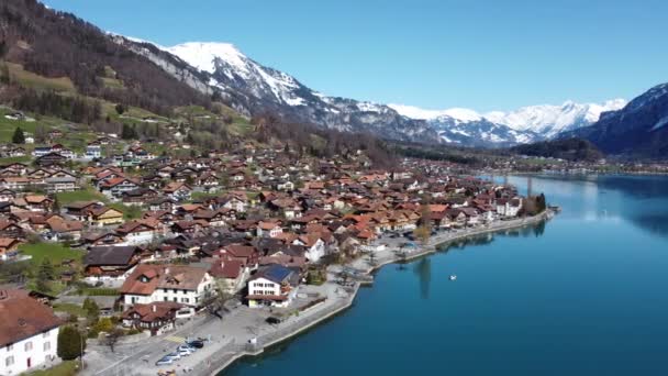 Bela Vista Lago Com Cidade Montanhas — Vídeo de Stock