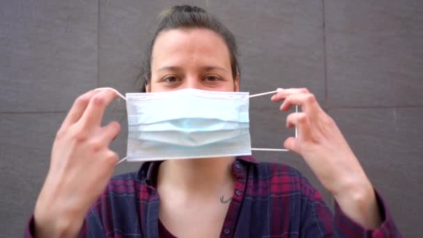顔のマスクを着用する方法を示す陽気なスペイン人女性のスローモーションHd — ストック動画