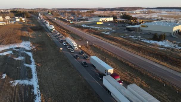 Large Traffic Back Rush Hour Sun Setting Bright Spring Evening — Stock Video