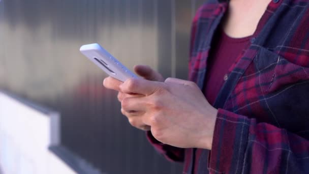 Een Slow Motion Van Een Vrouw Met Flanellen Sms Jes — Stockvideo