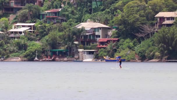 Macho Remando Lago Tranquilo — Vídeo de Stock