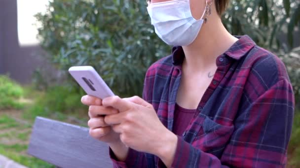 Slow Motion Spanish Woman Wearing Face Mask While Texting Park — Vídeo de stock