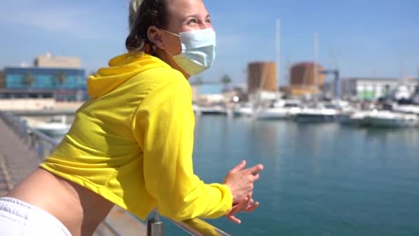 Una Joven Mujer Caucásica Vistiendo Una Camiseta Amarilla Con Una — Vídeo de stock