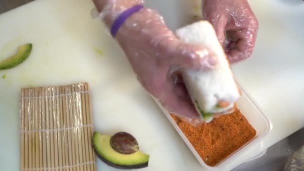 Διαδικασία Της Προετοιμασίας Ενός Ασιατικού Πιάτου Σούσι — Αρχείο Βίντεο